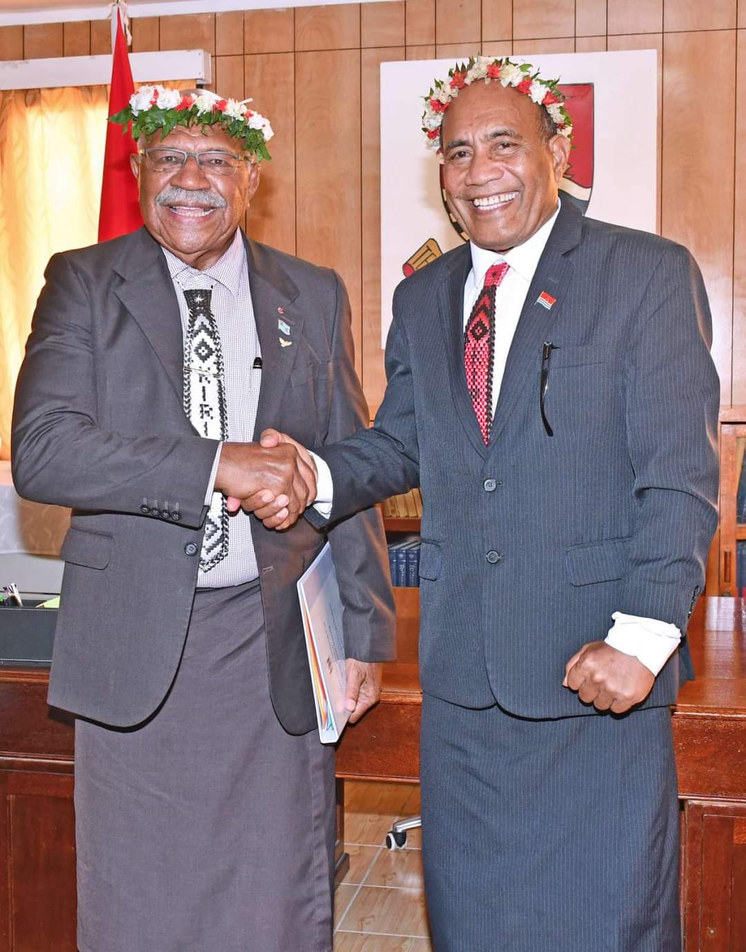 斐济总理 Sitiveni Rabuka 除了基里巴斯 pm Taneti Maamau 还戴着花头饰 